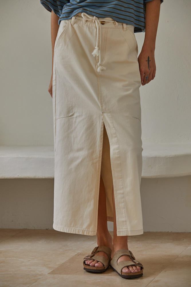 Denim midi skirt with front slit and pocket details #color_natural